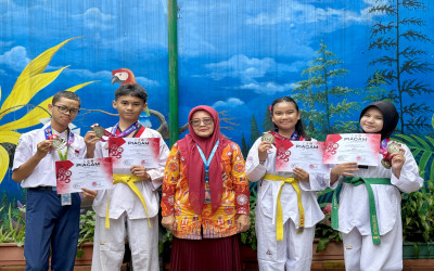 Empat Siswa SMP PGRI 9 Raih Juara 2 di Kejuaraan KONI Cup Seri Indonesia Taekwondo Champion