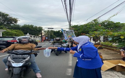Ramadhan Berkah SMP PGRI 9 Jakarta Berbagi Takjil kepada Masyarakat