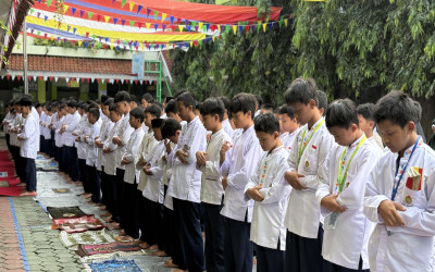 Siswa SMP PGRI 9 Laksanakan Salat Berjamaah di Lingkungan Sekolah